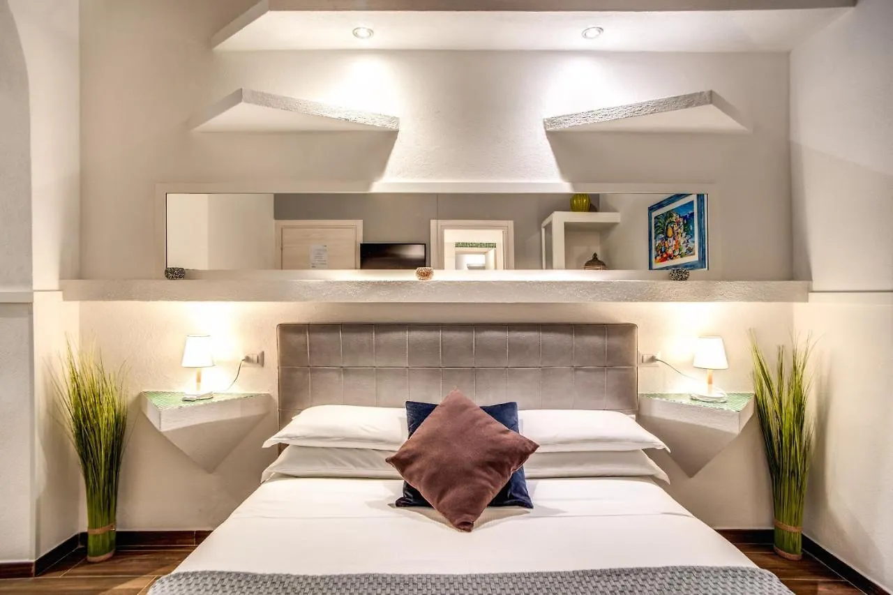 Tritone Top House Roma 4*,