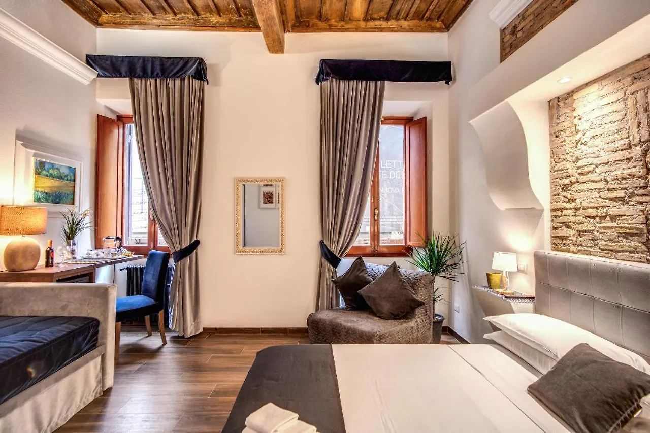Tritone Top House Roma 4*,