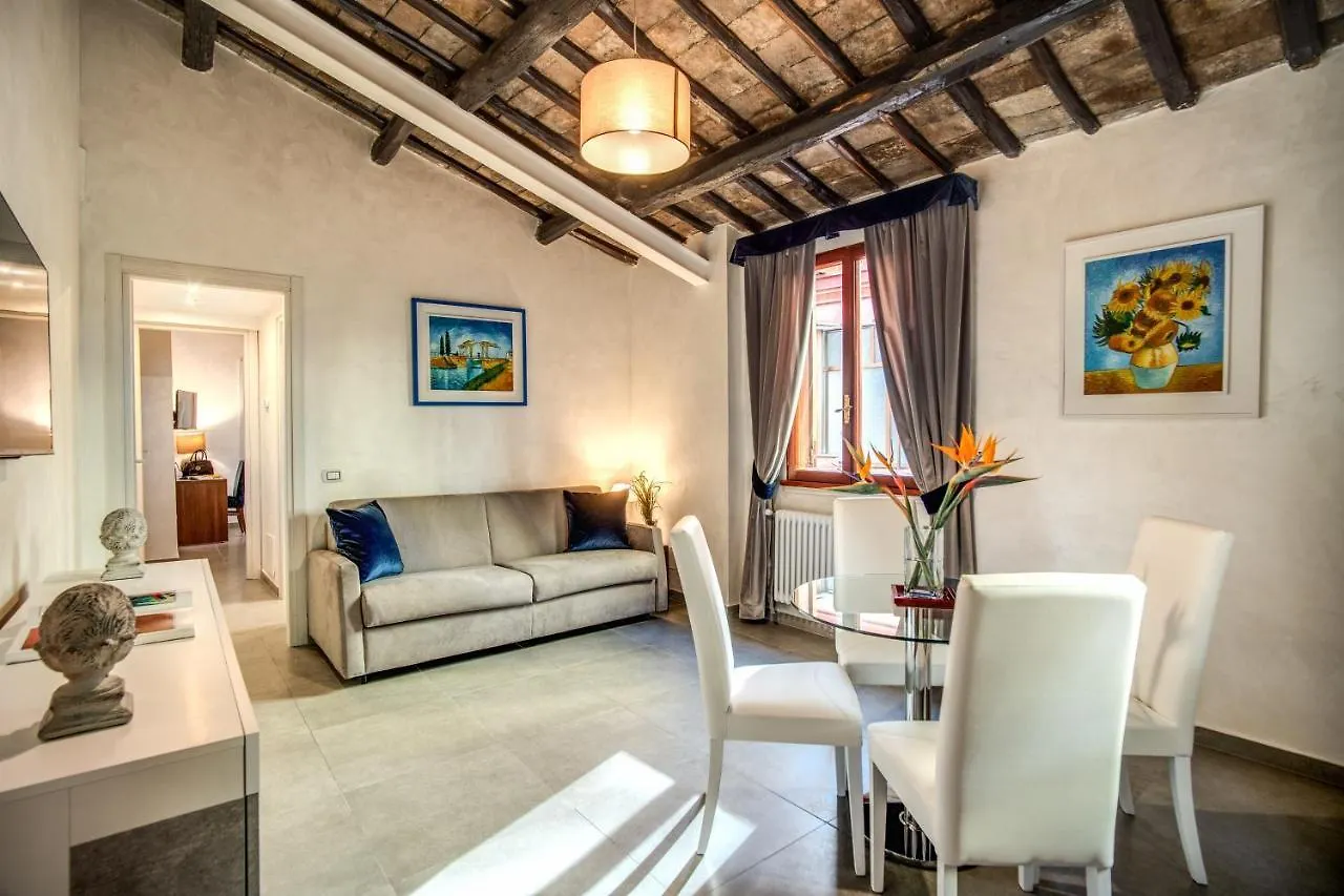 Tritone Top House Roma 4*,