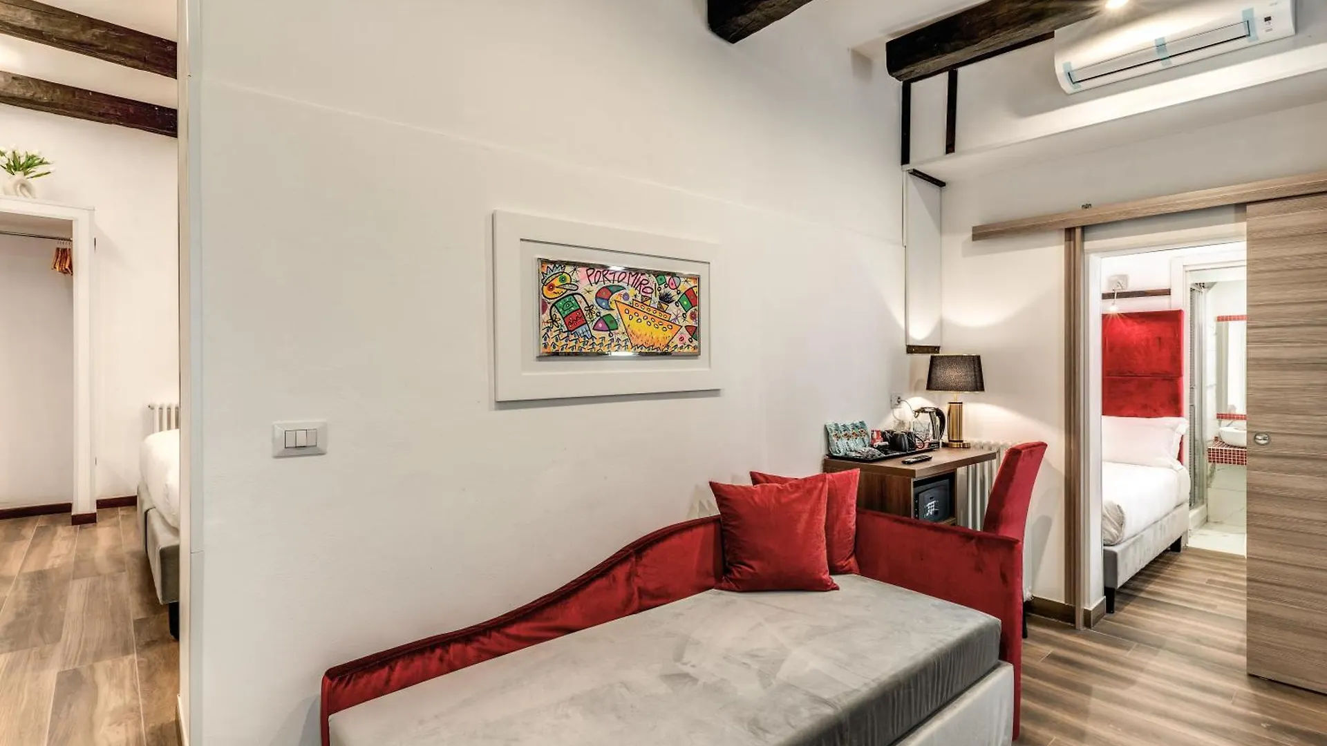 Tritone Top House Roma 4*,