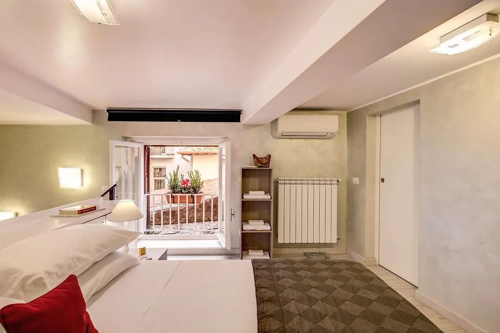 Tritone Top House Roma 4*,  Italia